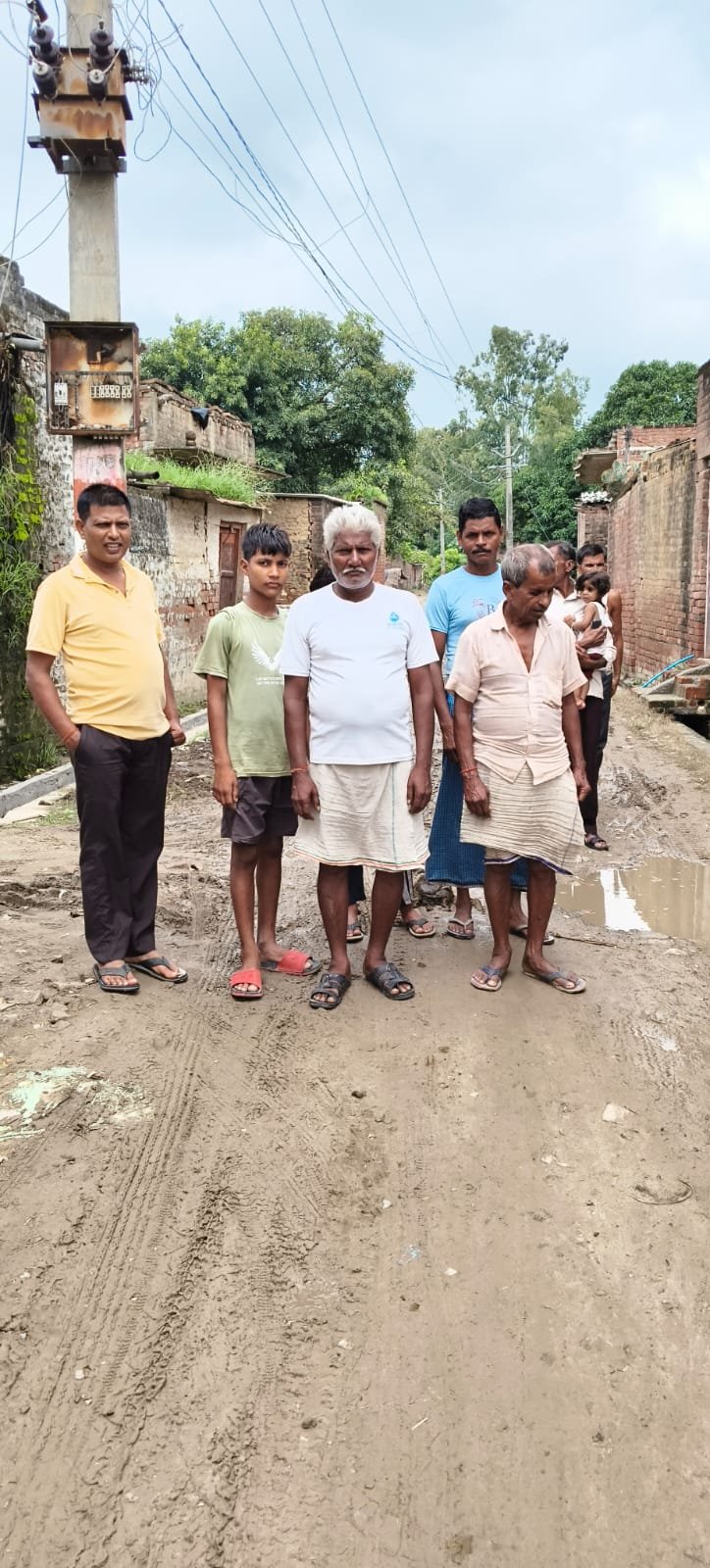रामपुर ताहरपुर में जर्जर PWD सड़क से ग्रामीणों में आक्रोश: 10 से अधिक गांवों का संपर्क प्रभावित, आंदोलन की चेतावनी