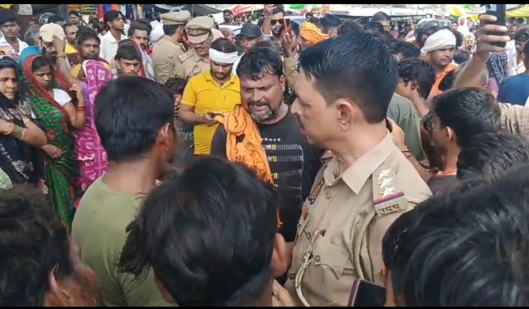 शाहजहांपुर में दर्दनाक हादसा: बाइक की दोहरी टक्कर से दो वर्षीय मासूम की मौत, परिजनों ने शव रखकर लगाया जाम